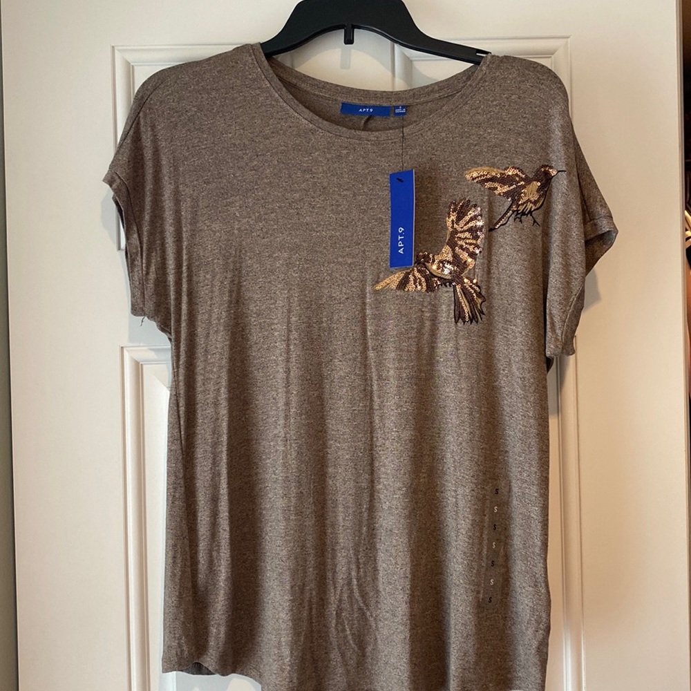 Woman’s apt. 9 tee size small